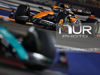 Oscar Piastri of Australia drives the McLaren Formula 1 Team MCL39 during the F1 Grand Prix of Singapore at Marina Bay Street Circuit in Sin...