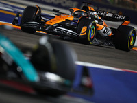 Oscar Piastri of Australia drives the McLaren Formula 1 Team MCL39 during the F1 Grand Prix of Singapore at Marina Bay Street Circuit in Sin...