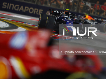 Franco Colapinto of Argentina drives the Williams Racing FW47 during the F1 Grand Prix of Singapore at Marina Bay Street Circuit in Singapor...