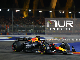 Max Verstappen of the Netherlands drives the Red Bull Racing-Honda RBPT RB20 during the F1 Grand Prix of Singapore at Marina Bay Street Circ...