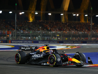 Max Verstappen of the Netherlands drives the Red Bull Racing-Honda RBPT RB20 during the F1 Grand Prix of Singapore at Marina Bay Street Circ...