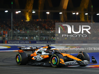 Oscar Piastri of Australia drives the McLaren Formula 1 Team MCL39 during the F1 Grand Prix of Singapore at Marina Bay Street Circuit in Sin...