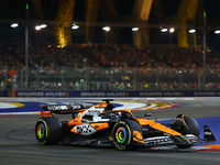 Oscar Piastri of Australia drives the McLaren Formula 1 Team MCL39 during the F1 Grand Prix of Singapore at Marina Bay Street Circuit in Sin...