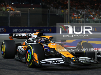 Oscar Piastri of Australia drives the McLaren Formula 1 Team MCL39 during the F1 Grand Prix of Singapore at Marina Bay Street Circuit in Sin...