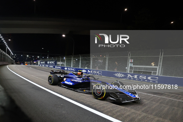 Franco Colapinto of Argentina drives the Williams Racing FW47 during the F1 Grand Prix of Singapore at Marina Bay Street Circuit in Singapor...