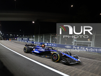 Franco Colapinto of Argentina drives the Williams Racing FW47 during the F1 Grand Prix of Singapore at Marina Bay Street Circuit in Singapor...