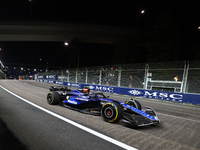 Franco Colapinto of Argentina drives the Williams Racing FW47 during the F1 Grand Prix of Singapore at Marina Bay Street Circuit in Singapor...