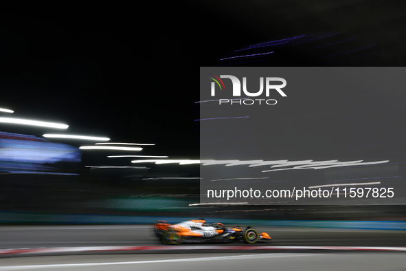 Oscar Piastri of Australia drives the McLaren Formula 1 Team MCL39 during the F1 Grand Prix of Singapore at Marina Bay Street Circuit in Sin...