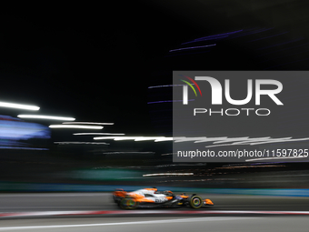 Oscar Piastri of Australia drives the McLaren Formula 1 Team MCL39 during the F1 Grand Prix of Singapore at Marina Bay Street Circuit in Sin...