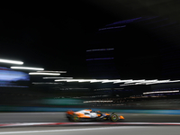 Oscar Piastri of Australia drives the McLaren Formula 1 Team MCL39 during the F1 Grand Prix of Singapore at Marina Bay Street Circuit in Sin...