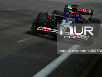 Daniel Ricciardo of Australia drives the Visa Cash App RB F1 Team VCARB 01 during the F1 Grand Prix of Singapore at Marina Bay Street Circui...