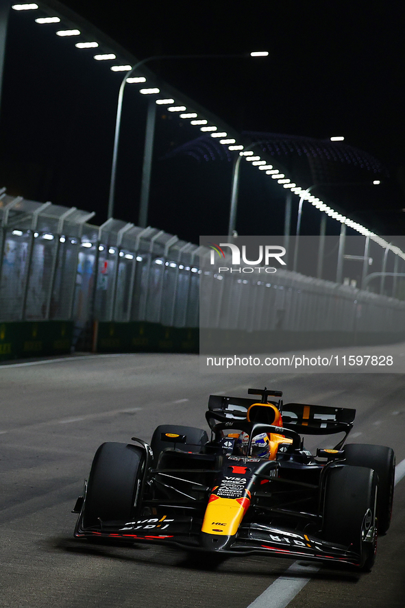 Max Verstappen of the Netherlands drives the Red Bull Racing-Honda RBPT RB20 during the F1 Grand Prix of Singapore at Marina Bay Street Circ...