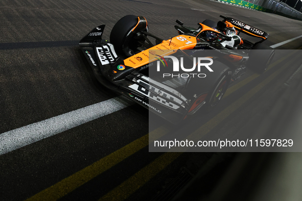 Oscar Piastri of Australia drives the McLaren Formula 1 Team MCL39 during the F1 Grand Prix of Singapore at Marina Bay Street Circuit in Sin...