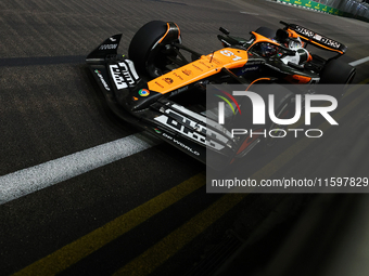 Oscar Piastri of Australia drives the McLaren Formula 1 Team MCL39 during the F1 Grand Prix of Singapore at Marina Bay Street Circuit in Sin...