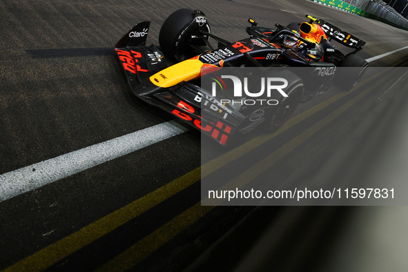 Sergio Perez of Mexico drives the Red Bull Racing-Honda RBPT RB20 during the F1 Grand Prix of Singapore at Marina Bay Street Circuit in Sing...