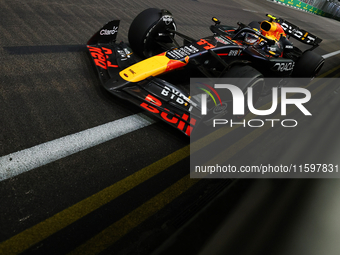 Sergio Perez of Mexico drives the Red Bull Racing-Honda RBPT RB20 during the F1 Grand Prix of Singapore at Marina Bay Street Circuit in Sing...