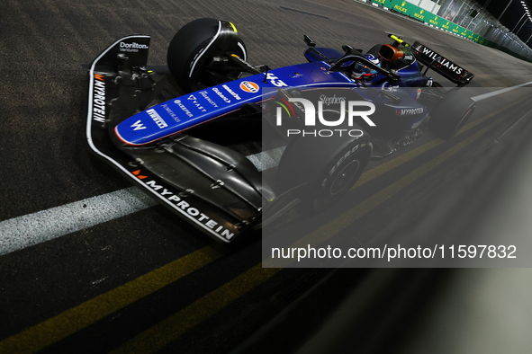 Franco Colapinto of Argentina drives the Williams Racing FW47 during the F1 Grand Prix of Singapore at Marina Bay Street Circuit in Singapor...