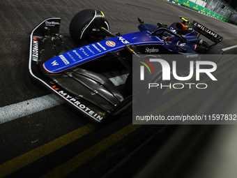 Franco Colapinto of Argentina drives the Williams Racing FW47 during the F1 Grand Prix of Singapore at Marina Bay Street Circuit in Singapor...