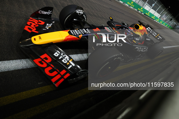 Max Verstappen of the Netherlands drives the Red Bull Racing-Honda RBPT RB20 during the F1 Grand Prix of Singapore at Marina Bay Street Circ...