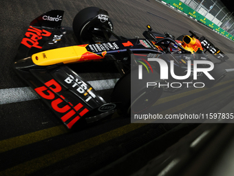 Max Verstappen of the Netherlands drives the Red Bull Racing-Honda RBPT RB20 during the F1 Grand Prix of Singapore at Marina Bay Street Circ...