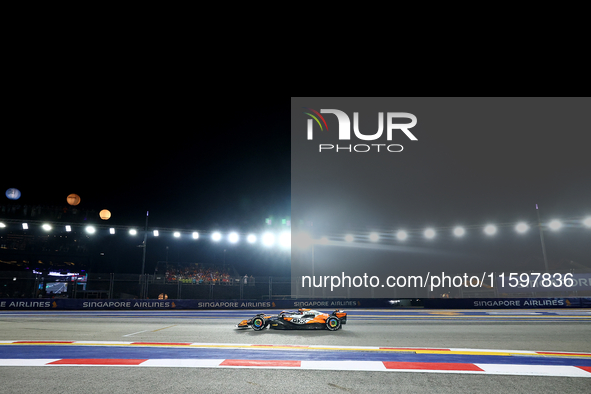 Oscar Piastri of Australia drives the McLaren Formula 1 Team MCL39 during the F1 Grand Prix of Singapore at Marina Bay Street Circuit in Sin...