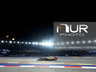 Oscar Piastri of Australia drives the McLaren Formula 1 Team MCL39 during the F1 Grand Prix of Singapore at Marina Bay Street Circuit in Sin...