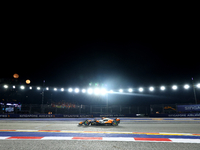 Oscar Piastri of Australia drives the McLaren Formula 1 Team MCL39 during the F1 Grand Prix of Singapore at Marina Bay Street Circuit in Sin...