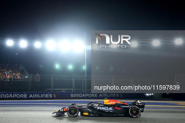 Sergio Perez of Mexico drives the Red Bull Racing-Honda RBPT RB20 during the F1 Grand Prix of Singapore at Marina Bay Street Circuit in Sing...