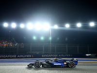 Franco Colapinto of Argentina drives the Williams Racing FW47 during the F1 Grand Prix of Singapore at Marina Bay Street Circuit in Singapor...