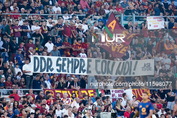 Supporters of AS Roma show a banner in support of Daniele De Rossi during the Serie A Enilive match between AS Roma and Udinese Calcio at St...