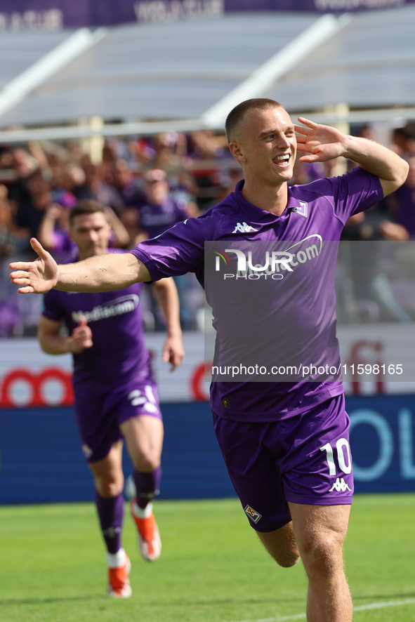 Albert Gudmundsson of ACF Fiorentina celebrates after scoring his team's goal during the Italian Serie A football match between ACF Fiorenti...