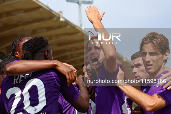 Albert Gudmundsson of ACF Fiorentina celebrates with teammates after scoring  goal during the Italian Serie A football match between ACF Fio...