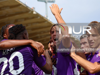 Albert Gudmundsson of ACF Fiorentina celebrates with teammates after scoring  goal during the Italian Serie A football match between ACF Fio...