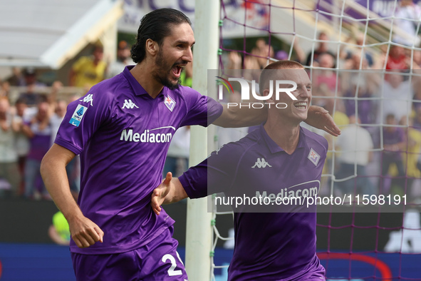 Albert Gudmundsson of ACF Fiorentina celebrates with teammates after scoring  goal during the Italian Serie A football match between ACF Fio...