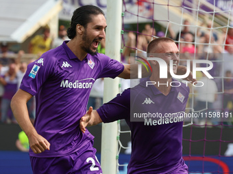 Albert Gudmundsson of ACF Fiorentina celebrates with teammates after scoring  goal during the Italian Serie A football match between ACF Fio...