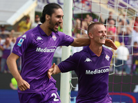 Albert Gudmundsson of ACF Fiorentina celebrates with teammates after scoring  goal during the Italian Serie A football match between ACF Fio...