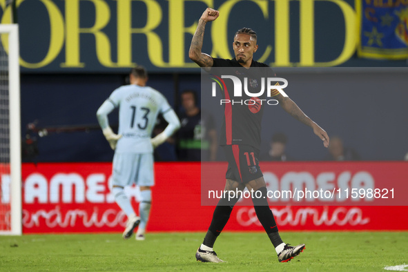 Raphinha of FC Barcelona celebrates after scoring the 1-4 goal during the La Liga match between Villarreal CF and FC Barcelona at La Ceramic...