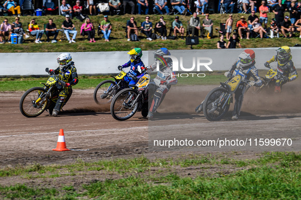 Tero Aarnio (44) of Finland in White leads Andrew Appleton (141) of Great Britain in Blue, Jordan Dubernard (85) of France in Green, Henri A...