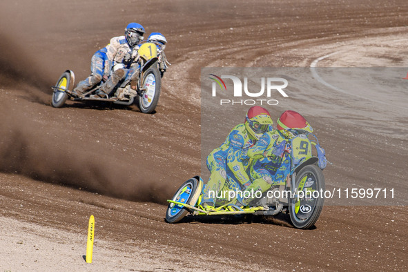 Mitch Goddard and Paul Smith (9) of Great Britain in red lead Wilfred Detz and Britget Portijk (1) of The Netherlands in blue in the Sidecar...