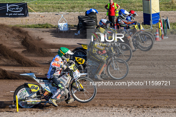 Long Track Final: (L to R) Martin Smolinski (84) of Germany in green, Mika Meijer (54) of the Netherlands in yellow, Lukas Fienhage (125) of...