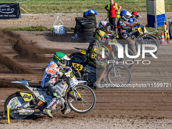 Long Track Final: (L to R) Martin Smolinski (84) of Germany in green, Mika Meijer (54) of the Netherlands in yellow, Lukas Fienhage (125) of...