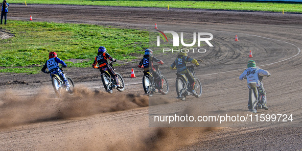 Long Track Final: (R-L) Martin Smolinski (84) of Germany in green, Mika Meijer (54) of The Netherlands in yellow, Lukas Fienhage (125) of Ge...