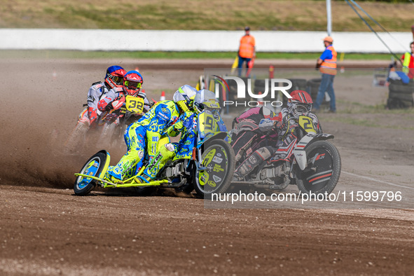 Mitch Goddard and Paul Smith (9) of Great Britain in white ride outside Jeremy Malpeyre and Dylan Bouillard (21) of France in red, with Clem...