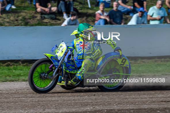 Mitch Goddard and Paul Smith (9) of Great Britain look for the chasing pack during the FIM Long Track World Championship Final 5 at the Spee...