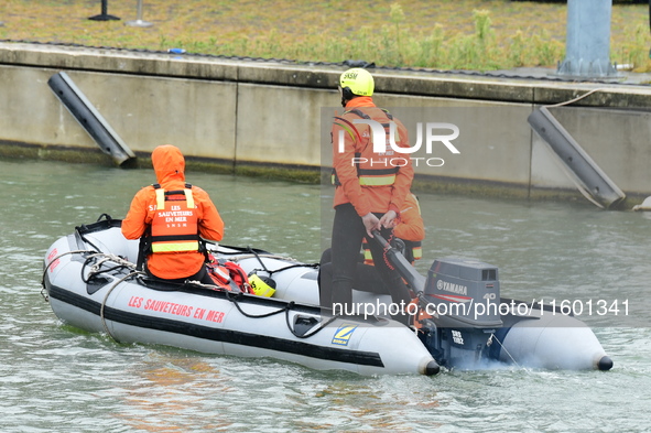 Sea rescuers on a boat monitor the descent on the Saone of the Lyon Kayak in Lyon, France, on September 22, 2024. 