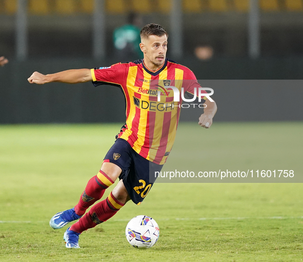 Ylber Ramadani of US Lecce is in action during the Serie A match between Lecce and Parma in Lecce, Italy, on September 21, 2024. 