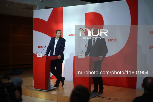 Lars Klingbeil, co-leader of the German Social Democrats, and Dietmar Woidke attend a press conference at SPD federal headquarters after the...