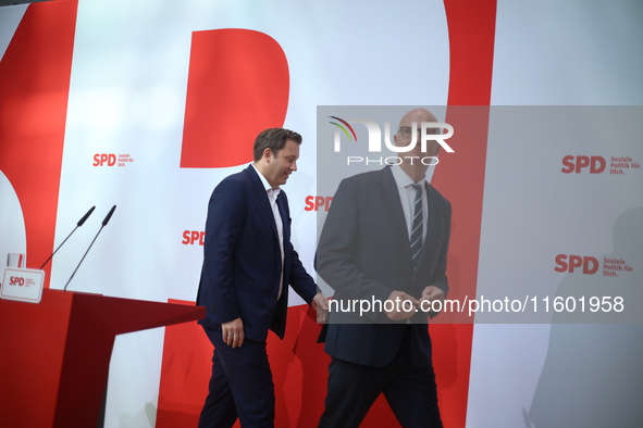 Lars Klingbeil, co-leader of the German Social Democrats, and Dietmar Woidke attend a press conference at SPD federal headquarters after the...