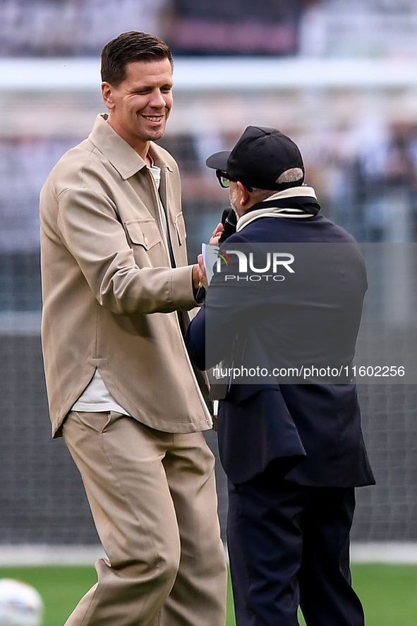 Wojciech Szczesny of Juventus thanks the fans as they pay tribute to him ahead of the Serie A match between Juventus and Napoli at Allianz S...