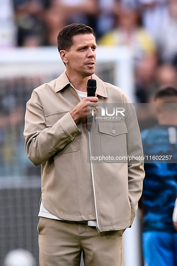 Wojciech Szczesny of Juventus thanks the fans as they pay tribute to him ahead of the Serie A match between Juventus and Napoli at Allianz S...